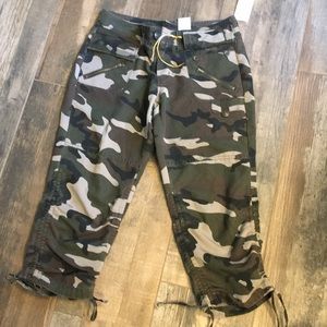 Capri camo pants